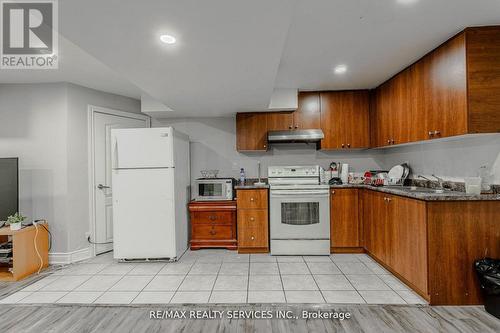 32 Heddon Court, Brampton, ON - Indoor Photo Showing Kitchen