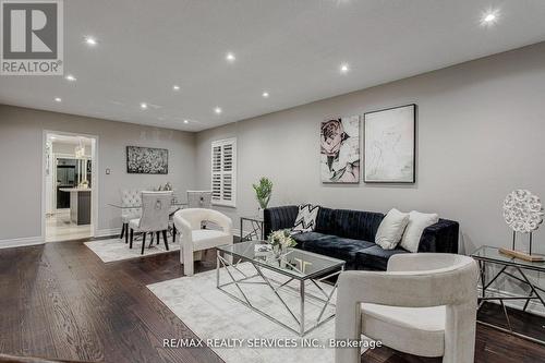 32 Heddon Court, Brampton, ON - Indoor Photo Showing Living Room