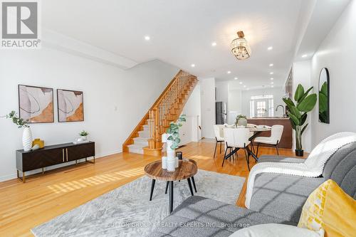 7186 Triumph Lane, Mississauga, ON - Indoor Photo Showing Living Room