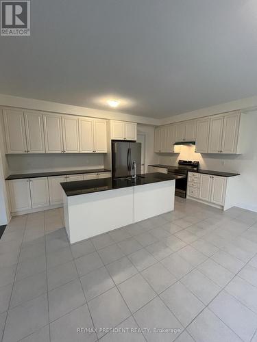 130 Wraggs Road, Bradford West Gwillimbury, ON - Indoor Photo Showing Kitchen