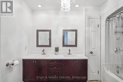 Main Floor Bathroom w/Tub - 339 Wellbrook Avenue, Welland (Prince Charles), ON - Indoor Photo Showing Bathroom