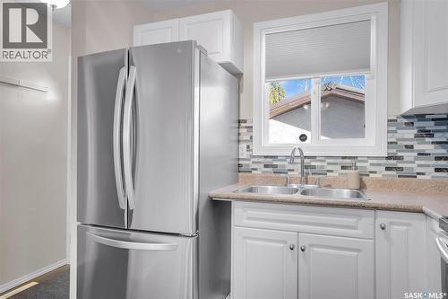 330 Smallwood Crescent, Saskatoon, SK - Indoor Photo Showing Kitchen With Double Sink