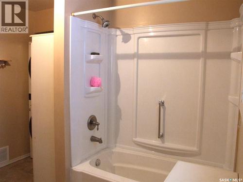 311 3Rd Avenue E, Leader, SK - Indoor Photo Showing Bathroom