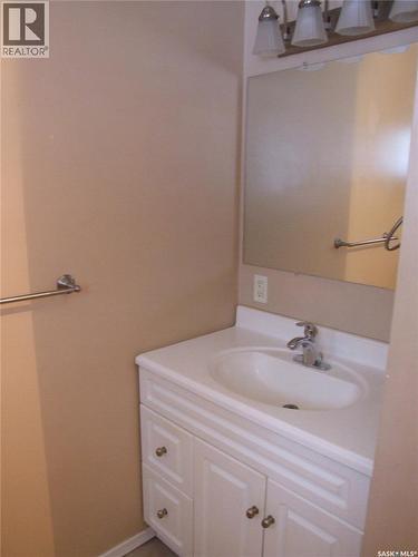 311 3Rd Avenue E, Leader, SK - Indoor Photo Showing Bathroom