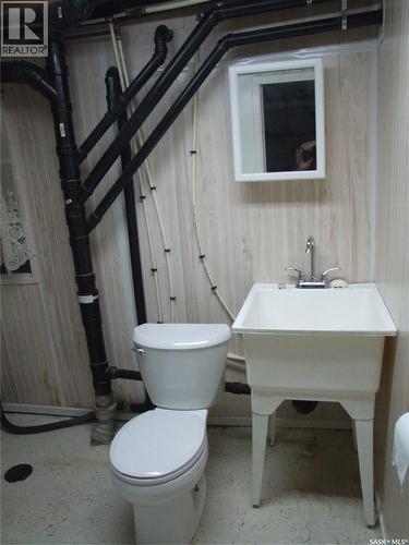 311 3Rd Avenue E, Leader, SK - Indoor Photo Showing Bathroom