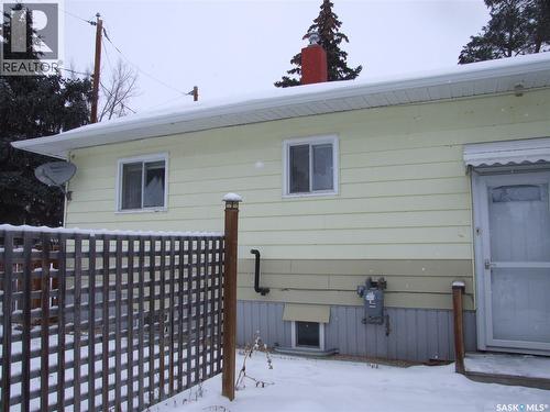 311 3Rd Avenue E, Leader, SK - Outdoor With Exterior