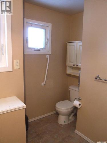 311 3Rd Avenue E, Leader, SK - Indoor Photo Showing Bathroom