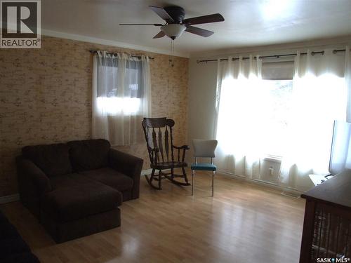 311 3Rd Avenue E, Leader, SK - Indoor Photo Showing Living Room