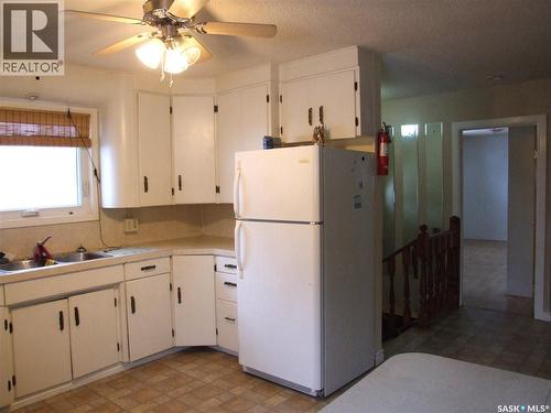 311 3Rd Avenue E, Leader, SK - Indoor Photo Showing Kitchen With Double Sink