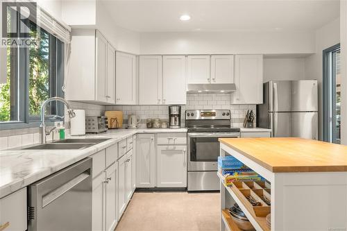 5030 Lost Lake Rd, Nanaimo, BC - Indoor Photo Showing Kitchen