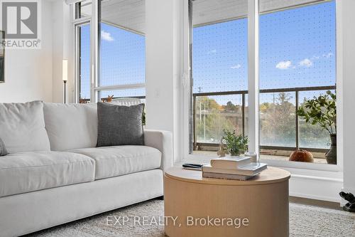 301 - 397 Royal Orchard Boulevard, Markham, ON - Indoor Photo Showing Living Room