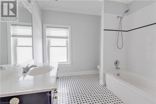 Full bathroom - 808 Monmouth Road, Essex, ON - Indoor Photo Showing Bathroom