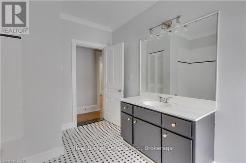 Full bathroom - 808 Monmouth Road, Essex, ON - Indoor Photo Showing Bathroom