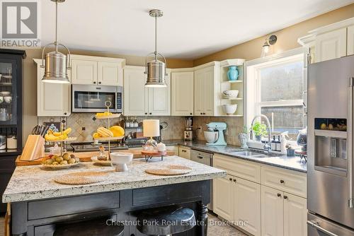 75 Pond Crescent, Huntsville (Chaffey), ON - Indoor Photo Showing Kitchen With Double Sink With Upgraded Kitchen
