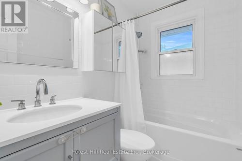 239 Clarke Street N, Woodstock (Woodstock - North), ON - Indoor Photo Showing Bathroom