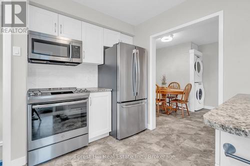 239 Clarke Street N, Woodstock (Woodstock - North), ON - Indoor Photo Showing Kitchen