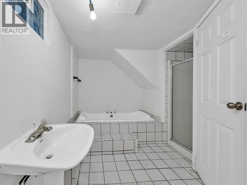 762 Victoria Avenue, Windsor, ON - Indoor Photo Showing Bathroom