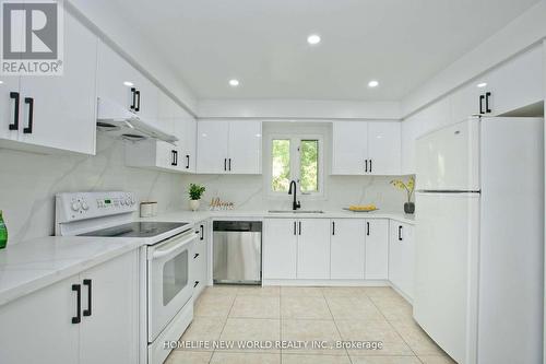 94 Weldrick Road E, Richmond Hill, ON - Indoor Photo Showing Kitchen