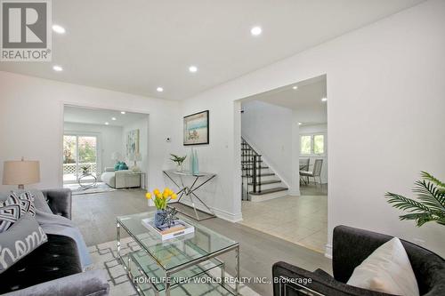 94 Weldrick Road E, Richmond Hill, ON - Indoor Photo Showing Living Room