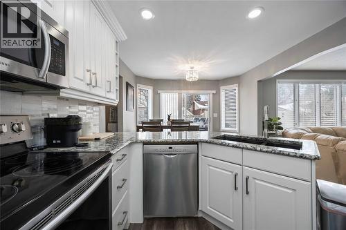 1634 Murphy Road, Sarnia, ON - Indoor Photo Showing Kitchen With Upgraded Kitchen