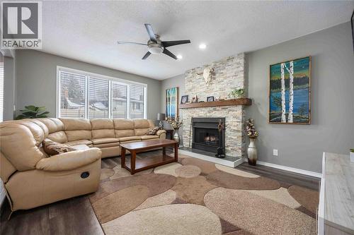 1634 Murphy Road, Sarnia, ON - Indoor Photo Showing Living Room With Fireplace