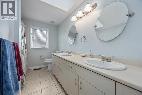 1634 Murphy Road, Sarnia, ON - Indoor Photo Showing Bathroom