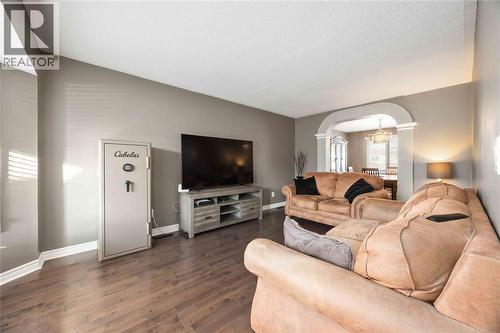 1634 Murphy Road, Sarnia, ON - Indoor Photo Showing Living Room