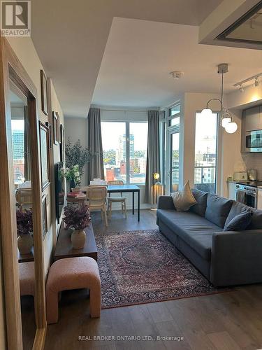 820 - 270 Dufferin Street, Toronto, ON - Indoor Photo Showing Living Room