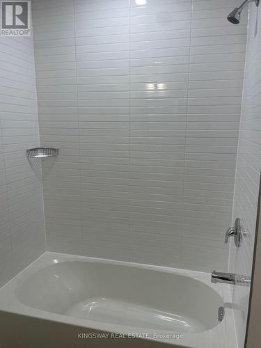 1002 - 3220 William Coltson Avenue, Oakville, ON - Indoor Photo Showing Bathroom