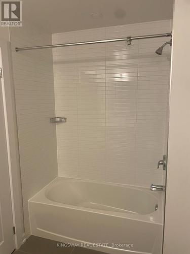 1002 - 3220 William Coltson Avenue, Oakville, ON - Indoor Photo Showing Bathroom