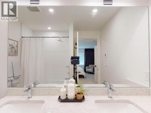 4060 Saturna Ave, Powell River, BC - Indoor Photo Showing Bathroom