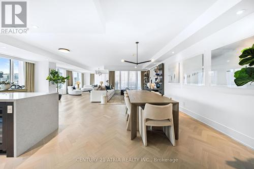 810 - 455 Wellington Street W, Toronto, ON - Indoor