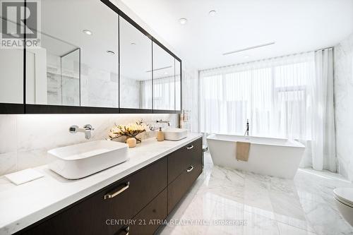 810 - 455 Wellington Street W, Toronto, ON - Indoor Photo Showing Bathroom