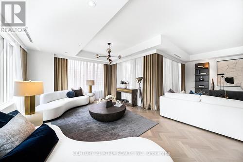 810 - 455 Wellington Street W, Toronto, ON - Indoor Photo Showing Living Room