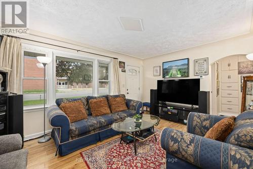 298 Lorne Avenue, Chatham-Kent (Wallaceburg), ON - Indoor Photo Showing Living Room