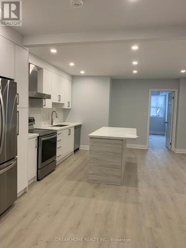 101 - 12 Mansfield Avenue, Toronto, ON - Indoor Photo Showing Kitchen