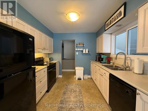 798 Quebec Street, Midland, ON - Indoor Photo Showing Kitchen With Double Sink