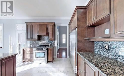 8 Pasadena Avenue, Brampton, ON - Indoor Photo Showing Kitchen With Upgraded Kitchen