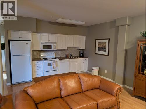 Common Room - 688 Lequime Road Unit# 203, Kelowna, BC - Indoor Photo Showing Kitchen