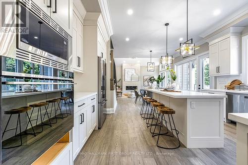 10 Philips Road, Whitby, ON - Indoor Photo Showing Kitchen With Upgraded Kitchen
