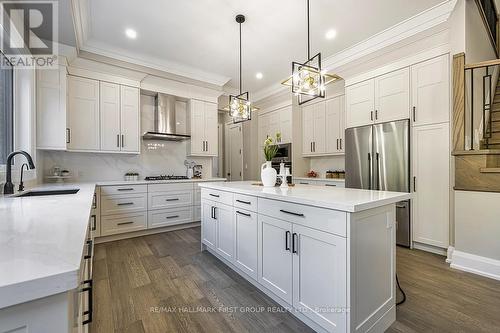 10 Philips Road, Whitby, ON - Indoor Photo Showing Kitchen With Upgraded Kitchen