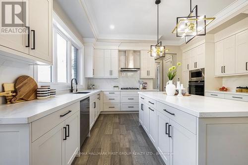 10 Philips Road, Whitby, ON - Indoor Photo Showing Kitchen With Upgraded Kitchen
