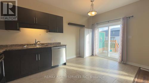 26 Sunflower Place, Welland, ON - Indoor Photo Showing Kitchen With Double Sink