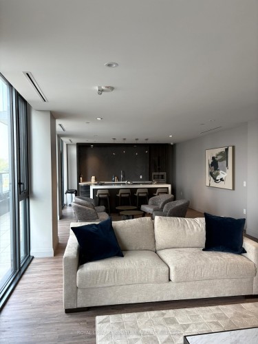 420-293 The Kingsway N/A, Toronto, ON - Indoor Photo Showing Living Room