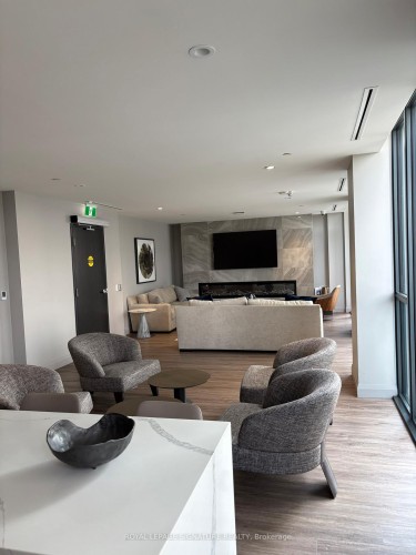 420-293 The Kingsway N/A, Toronto, ON - Indoor Photo Showing Living Room