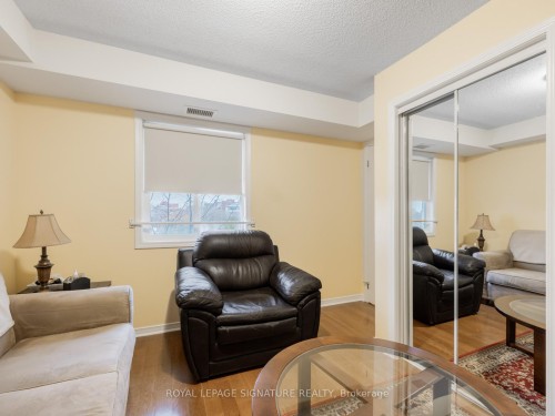 430-684 Warden Avenue, Toronto, ON - Indoor Photo Showing Living Room