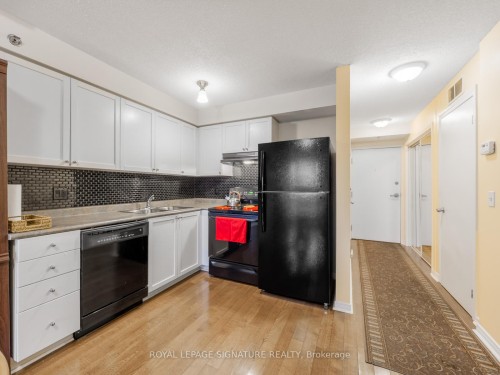 430-684 Warden Avenue, Toronto, ON - Indoor Photo Showing Kitchen With Double Sink