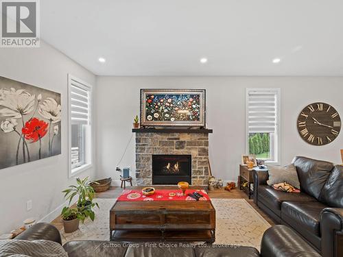 34 Yost Court, Perth East (Milverton), ON - Indoor Photo Showing Living Room With Fireplace