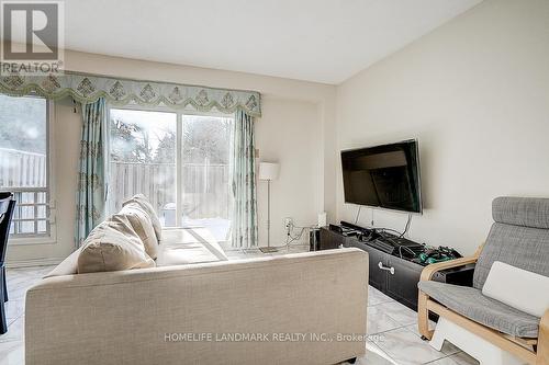 32 - 1121 Sandhurst Circle, Toronto, ON - Indoor Photo Showing Living Room