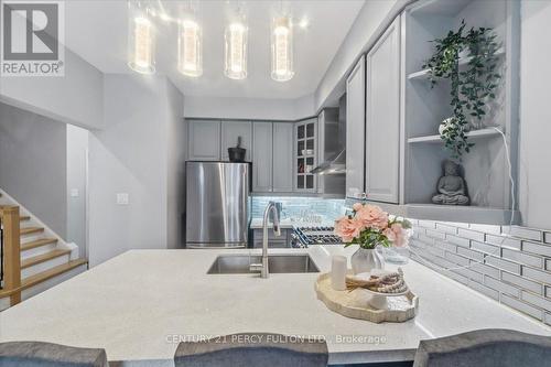 67 Kenilworth Crescent, Whitby, ON - Indoor Photo Showing Kitchen With Upgraded Kitchen